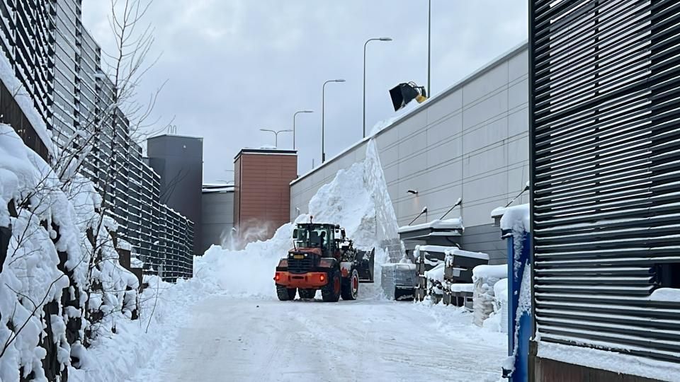 Aura-autoja lumitöissä